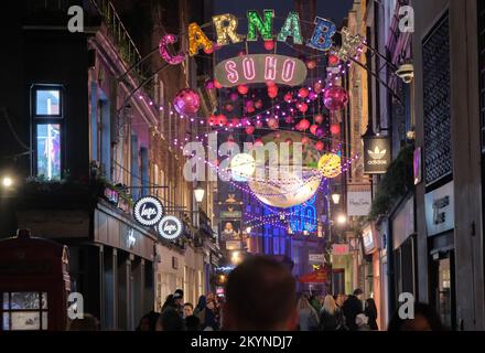 Carnaby Street, London, Großbritannien. 1.. Dezember 2022. Weihnachtslichter in der Carnaby Street. Kredit: Matthew Chattle/Alamy Live News Stockfoto