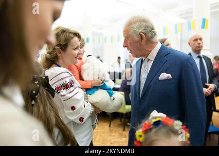 Während eines Besuchs in Großbritannien traf sich die First Lady der Ukraine Olena Zelenska mit König Karl III. Gemeinsam besuchten sie die ukrainische katholische Kathedrale in London, auf dem Gebiet, auf dem das ukrainische Welcome Centre seit August 2022 betrieben wird - ein Zentrum der Unterstützung für ukrainische Bürger, die ihre Heimat aufgrund russischer Aggression vorübergehend verlassen haben, gegründet zusammen mit der Union der Ukrainer. Stockfoto