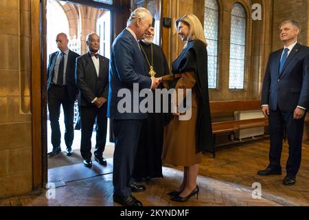 Während eines Besuchs in Großbritannien traf sich die First Lady der Ukraine Olena Zelenska mit König Karl III. Gemeinsam besuchten sie die ukrainische katholische Kathedrale in London, auf dem Gebiet, auf dem das ukrainische Welcome Centre seit August 2022 betrieben wird - ein Zentrum der Unterstützung für ukrainische Bürger, die ihre Heimat aufgrund russischer Aggression vorübergehend verlassen haben, gegründet zusammen mit der Union der Ukrainer. Stockfoto