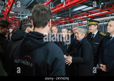 Als Teil von „France Nation Verte“ reiste Premierministerin Elisabeth BORE am 1. Dezember 2022 nach Gaillac (Frankreich), um das Unternehmen „Surplus Recyclage“ zu besuchen, begleitet von Christophe BECHU (Minister für ökologischen Wandel) und Laurent LESCURE (Delegierter Minister für Wirtschaft und Industrie). Das Recyclingunternehmen ist auf den Automobilsektor und die Industrie (Sammlung, Aufarbeitung und Wiedervermarktung von Ersatzteilen, Reparatur von Fahrzeugen und beschädigten Geräten), aber auch auf das Recycling von Batterien spezialisiert. Sie hat Kredite aus dem „France Relance“-Programm erhalten. Der Premierminister Th Stockfoto