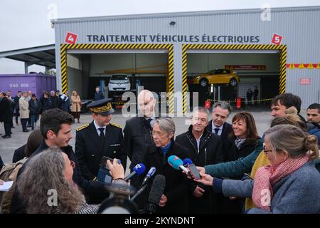 Als Teil von „France Nation Verte“ reiste Premierministerin Elisabeth BORE am 1. Dezember 2022 nach Gaillac (Frankreich), um das Unternehmen „Surplus Recyclage“ zu besuchen, begleitet von Christophe BECHU (Minister für ökologischen Wandel) und Laurent LESCURE (Delegierter Minister für Wirtschaft und Industrie). Das Recyclingunternehmen ist auf den Automobilsektor und die Industrie (Sammlung, Aufarbeitung und Wiedervermarktung von Ersatzteilen, Reparatur von Fahrzeugen und beschädigten Geräten), aber auch auf das Recycling von Batterien spezialisiert. Sie hat Kredite aus dem „France Relance“-Programm erhalten. Der Premierminister Th Stockfoto