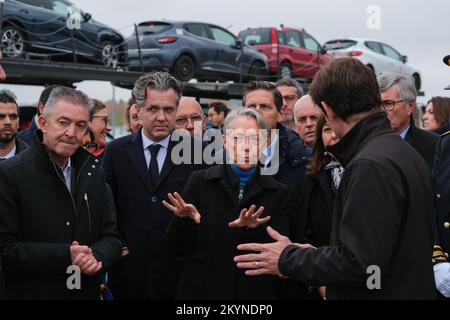 Als Teil von „France Nation Verte“ reiste Premierministerin Elisabeth BORE am 1. Dezember 2022 nach Gaillac (Frankreich), um das Unternehmen „Surplus Recyclage“ zu besuchen, begleitet von Christophe BECHU (Minister für ökologischen Wandel) und Laurent LESCURE (Delegierter Minister für Wirtschaft und Industrie). Das Recyclingunternehmen ist auf den Automobilsektor und die Industrie (Sammlung, Aufarbeitung und Wiedervermarktung von Ersatzteilen, Reparatur von Fahrzeugen und beschädigten Geräten), aber auch auf das Recycling von Batterien spezialisiert. Sie hat Kredite aus dem „France Relance“-Programm erhalten. Der Premierminister Th Stockfoto