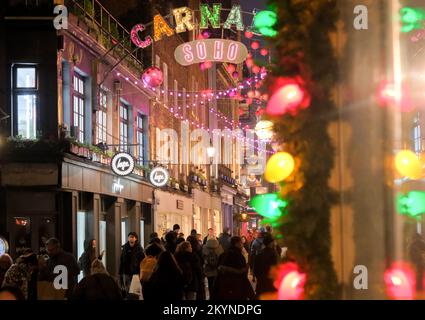 Carnaby Street, London, Großbritannien. 1.. Dezember 2022. Weihnachtslichter in der Carnaby Street. Kredit: Matthew Chattle/Alamy Live News Stockfoto