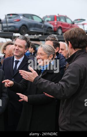 Als Teil von „France Nation Verte“ reiste Premierministerin Elisabeth BORE am 1. Dezember 2022 nach Gaillac (Frankreich), um das Unternehmen „Surplus Recyclage“ zu besuchen, begleitet von Christophe BECHU (Minister für ökologischen Wandel) und Laurent LESCURE (Delegierter Minister für Wirtschaft und Industrie). Das Recyclingunternehmen ist auf den Automobilsektor und die Industrie (Sammlung, Aufarbeitung und Wiedervermarktung von Ersatzteilen, Reparatur von Fahrzeugen und beschädigten Geräten), aber auch auf das Recycling von Batterien spezialisiert. Sie hat Kredite aus dem „France Relance“-Programm erhalten. Der Premierminister Th Stockfoto