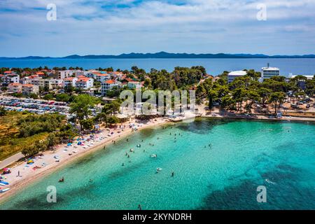 Petrcane Dorf Touristenziel Küste Luftpanorama Blick, Dalmatien Region von Kroatien. Draufsicht auf das Dorf Petrcane, Kroatien. Petrca Stockfoto