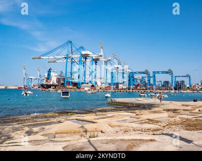 Birzebbuga, Malta - Mai 2021: Hafen mit Kränen, Schiffen und Fracht im Mittelmeerraum, Umschlagzentrum für den Handel, Marsaxlokk, Freepor Stockfoto