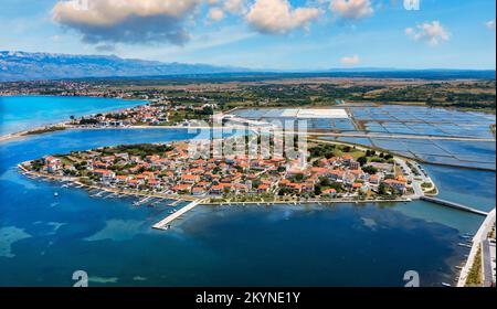 Historische Stadt Nin laguna Luftaufnahme mit Velebit-Hintergrund, Dalmatien Region von Kroatien. Luftaufnahme der berühmten Nin Lagune und medieva Stockfoto