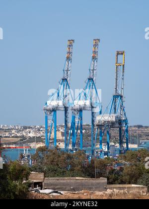 Birzebbuga, Malta - Mai 2021: Hafen mit Kränen, Schiffen und Fracht im Mittelmeerraum, Umschlagzentrum für den Handel, Marsaxlokk, Freepor Stockfoto