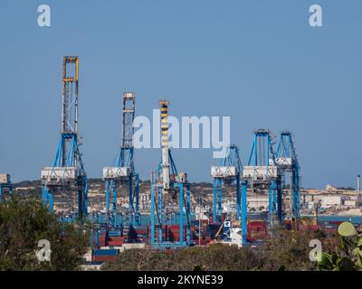 Birzebbuga, Malta - Mai 2021: Hafen mit Kränen, Schiffen und Fracht im Mittelmeerraum, Umschlagzentrum für den Handel, Marsaxlokk, Freepor Stockfoto