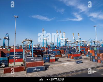 Birzebbuga, Malta - Mai 2021: Hafen mit Kränen, Schiffen und Fracht im Mittelmeerraum, Umschlagzentrum für den Handel, Marsaxlokk, Freepor Stockfoto