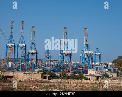 Birzebbuga, Malta - Mai 2021: Hafen mit Kränen, Schiffen und Fracht im Mittelmeerraum, Umschlagzentrum für den Handel, Marsaxlokk, Freepor Stockfoto