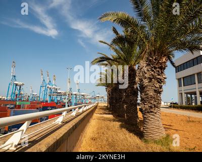 Birzebbuga, Malta - Mai 2021: Hafen mit Kränen, Schiffen und Fracht im Mittelmeerraum, Umschlagzentrum für den Handel, Marsaxlokk, Freepor Stockfoto