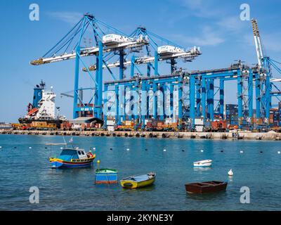 Birzebbuga, Malta - Mai 2021: Hafen mit Kränen, Schiffen und Fracht im Mittelmeerraum, Umschlagzentrum für den Handel, Marsaxlokk, Freepor Stockfoto