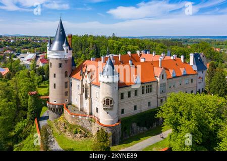 Luftaufnahme des Schlosses Zleby in der Region Mittelböhmen, Tschechische Republik. Die ursprüngliche Burg Zleby wurde im neugotischen Stil des Schlosses umgebaut. Chatten Stockfoto