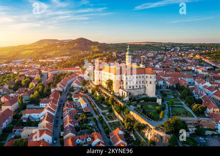 Schloss Mikulov in der Stadt Mikulov in Südmähren, Tschechische Republik. Blick auf die schöne Stadt Mikulov in der Tschechischen Republik, mit dem Impressi Stockfoto
