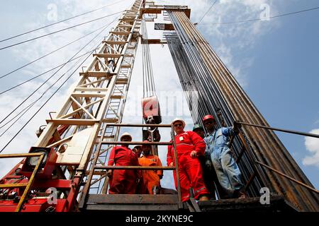 LAGUNILLAS-ZULIA-VENEZUELA 22-12-2015- Staatliche Ölarbeiter PDVSA bohren einen Brunnen in einem Ölfeld. © JOSE ISAAC BULA URRUTIA. Stockfoto