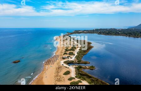 Issos Strand auf Korfu, in der Nähe von Agios Georgios, Griechenland. Luftdrohnenansicht des Issos-Strandes und des Korissionsees, der Insel Korfu, des Ionischen Meeres, Griechenland. Issos Beach, Stockfoto