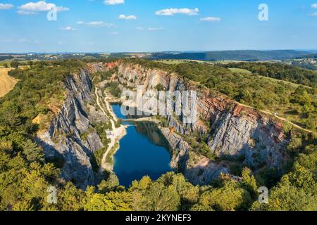 Alter Kalksteinbruch, Big America (Velka Amerika) bei Prag, Tschechische Republik. Velka Amerika (Big America, Czech Grand Canyon) ist ein verlassener Kalkstein qua Stockfoto