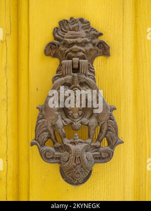 Antiker Türklopfer an antiker Holztür. Alte maltesische architektonische Details, Malta. Europa Stockfoto