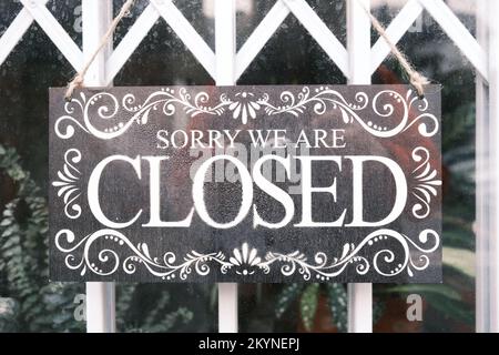 „Wir sind geschlossen“-Schild für einen Shop. Stockfoto