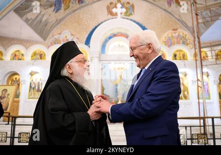 Tirana, Albanien. 01.. Dezember 2022. Der deutsche Präsident Frank-Walter Steinmeier (r) und Anastasios Yannoulatos, Erzbischof von Tirana, Durres und ganz Albanien, treffen sich in der orthodoxen Kathedrale. Präsident Steinmeier besucht die Länder Nordmazedoniens und Albaniens während seiner viertägigen Reise auf den Balkan. Neben der Lage in der Region und den Auswirkungen des russischen Angriffskriegs in der Ukraine wird sich die Reise auf die Unterstützung Deutschlands für die Aussichten der Länder auf einen Beitritt zur Europäischen Union konzentrieren. Kredit: Bernd von Jutrczenka/dpa/Alamy Live News Stockfoto
