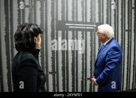 01. Dezember 2022, Albanien, Tirana: Bundespräsident Frank-Walter Steinmeier besucht das Museum "Haus der Blätter" und wird durch die Ausstellung geführt von der Regisseurin Etleva Demollari. In diesem Raum des Museums stehen Tausende von Namen von Opfern des Hoxha-Regimes an den Wänden. Während seiner viertägigen Reise auf den Balkan besucht Präsident Steinmeier die Länder Nordmazedoniens und Albaniens. Neben der Lage in der Region und den Auswirkungen des russischen Angriffskriegs in der Ukraine wird sich die Reise auf die Unterstützung Deutschlands für die Aussichten der Länder auf einen Beitritt konzentrieren Stockfoto