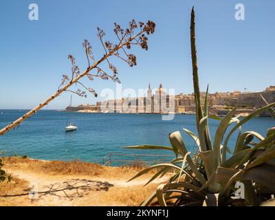 Valletta, Malta 2021. Mai. Ein riesiges Frachtschiff verlässt den