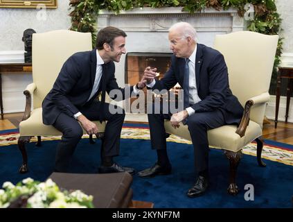 Washington, Usa. 01.. Dezember 2022. Während eines offiziellen Staatsbesuchs im Weißen Haus in Washington DC am Donnerstag, den 1. Dezember 2022, hält Präsident Joe Biden im Oval Office ein bilaterales Treffen mit dem französischen Präsidenten Emmanuel Macron ab. Poolfoto von Doug Mills/UPI Credit: UPI/Alamy Live News Stockfoto