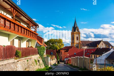 Hluboka nad Vltavou Stadt, Straße in Hluboka nad Vltavou in Südböhmen, Tschechische Republik. Berühmte Hluboka nad Vltavou, mittelalterliche Stadt mit schönen Par Stockfoto