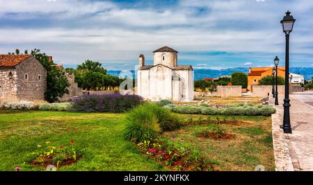 Nin Stadt und Kirche des Heiligen Kreuzes ist eine kroatische vorromanische katholische Kirche aus dem 9.. Jahrhundert in Nin, Kroatien Stockfoto