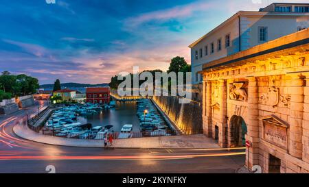 Das Landtor in Zadar bei Sonnenuntergang, der Haupteingang in die Stadt, erbaut von einem venezianischen Architekten Michele Sanmicheli im Jahr 1543, Zadar, Kroatien. Das Land Stockfoto