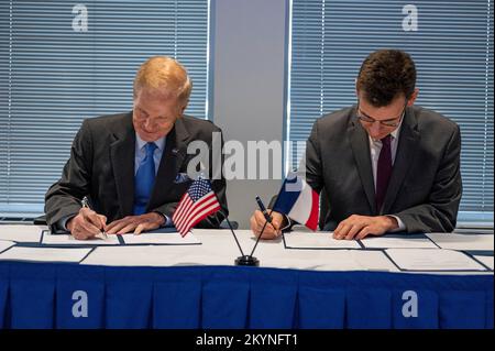 Washington, Vereinigte Staaten Von Amerika. 30.. November 2022. Washington, Vereinigte Staaten von Amerika. 30. November 2022. NASA-Administrator Bill Nelson, Left, und Präsident des Centre National d'Etudes Spatiales Dr. President Phillipe Baptiste unterzeichnen eine Vereinbarung über die Farside Seismic Suite am NASA-Hauptsitz Mary W. Jackson Building, 30. November 2022 in Washington, DC, USA. Kredit: Keegan Barber/NASA/Alamy Live News Stockfoto