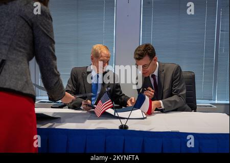 Washington, Vereinigte Staaten Von Amerika. 30.. November 2022. Washington, Vereinigte Staaten von Amerika. 30. November 2022. NASA-Administrator Bill Nelson, Left, und Präsident des Centre National d'Etudes Spatiales Dr. President Phillipe Baptiste unterzeichnen eine Vereinbarung über die Farside Seismic Suite am NASA-Hauptsitz Mary W. Jackson Building, 30. November 2022 in Washington, DC, USA. Kredit: Keegan Barber/NASA/Alamy Live News Stockfoto