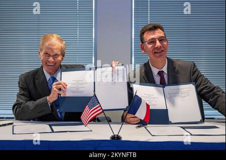 Washington, Vereinigte Staaten Von Amerika. 30.. November 2022. Washington, Vereinigte Staaten von Amerika. 30. November 2022. NASA-Administrator Bill Nelson, Left, und Präsident des Centre National d'Etudes Spatiales Dr. President Phillipe Baptiste halten die unterzeichnete Vereinbarung über die Farside Seismic Suite am NASA-Hauptsitz am Mary W. Jackson Building, 30. November 2022 in Washington, DC, USA, auf. Kredit: Keegan Barber/NASA/Alamy Live News Stockfoto