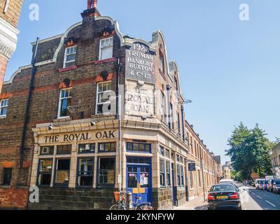 London England - Juli 4 2009; Royal Oak Pub Fassade und Giebel von der Straße. Stockfoto