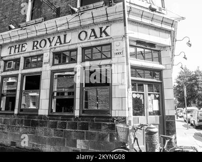 London England - Juli 4 2009; Vintage Royal Oak Pub Fassade und Fahrrad auf dem Weg vor dem Hotel. Stockfoto