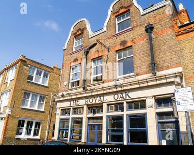 London England - Juli 4 2009; Royal Oak Pub Fassade und Giebel von der Straße. Stockfoto