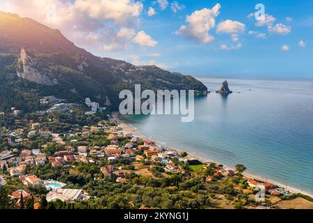 Exotischer Strand von Agios Gordios auf der Insel Korfu, Griechenland. Strand von Agios Gordios, Insel Korfu, Griechenland. Panoramablick auf den Strand von Agios Gordios, sandige Küste Stockfoto