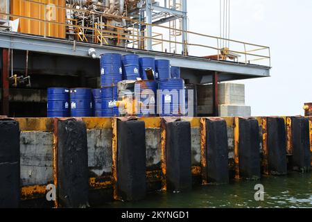 LAGO DE MARACAIBO-VENEZUELA- 20-03-2015- Barrel Öl sind auf einer rohen Pumpstation in einem Maracaibo-See zu sehen. © JOSE ISAAC BULA URRUTIA. Stockfoto