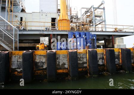 LAGO DE MARACAIBO-VENEZUELA- 20-03-2015- Barrel Öl sind auf einer rohen Pumpstation in einem Maracaibo-See zu sehen. © JOSE ISAAC BULA URRUTIA. Stockfoto