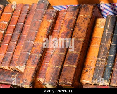 Buchrücken aus Vintage-Leder ohne Titel auf dem Markt. Stockfoto