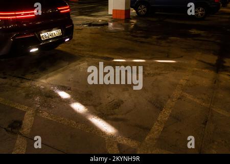 MOSKAU, RUSSLAND - 05. FEBRUAR 2022 Genesis GV70 (JK1) Luxus-SUV-Subkompakt. Einparkhilfeleuchten. Moderne Instrumententafel für Elektrofahrzeuge. Stockfoto