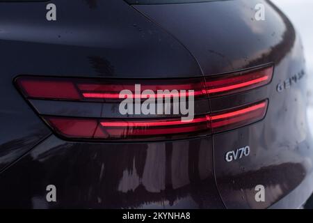 MOSKAU, RUSSLAND - 05. FEBRUAR 2022 Genesis GV70 Modell moderne Rückleuchte eines Autos. Bremslicht und Pfeil eines großen suv. Rücklicht des Fahrzeugs Nahansicht. Stockfoto