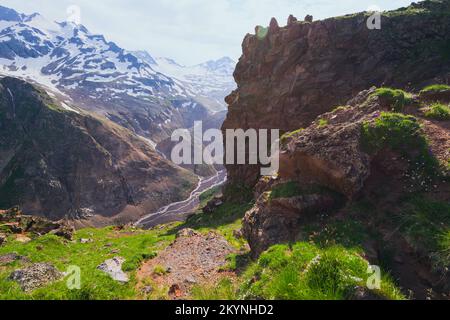 Berglandschaft in einem Tal nahe Elbrus im Nordkaukasus Stockfoto