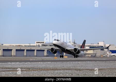 Airbus A220-300, früher bekannt als Bombardier Air Canada C-GJYC, startet am Bombardier Building in YUL, Montreal PET Airport, Quebec, Kanada, Nov Stockfoto