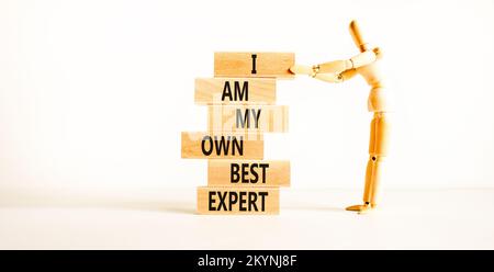 Ich bin mein eigenes Symbol für beste Experten. Konzeptbegriffe Ich bin mein eigener bester Experte für Holzblöcke auf einem wunderschönen weißen Tisch mit weißem Hintergrund. Geschäftsmann-Ikone. Stockfoto