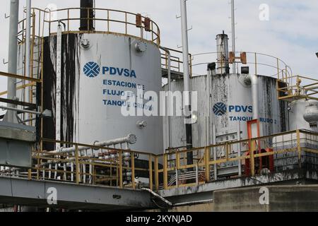 LAGO DE MARACAIBO-VENEZUELA- 20-03-2015- am Maracaibo-See ist eine Ölflussstation zu sehen. © JOSE ISAAC BULA URRUTIA. Stockfoto