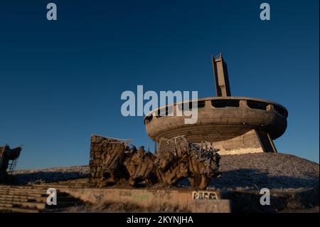 Das Buzludzha-Denkmal in Bulgarien war einst ein großartiges Beispiel für sowjetische Architektur, befindet sich aber nun verlassen und verrottet. Stockfoto