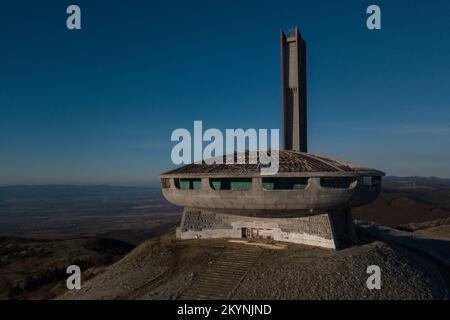 Das Buzludzha-Denkmal in Bulgarien war einst ein großartiges Beispiel für sowjetische Architektur, befindet sich aber nun verlassen und verrottet. Stockfoto