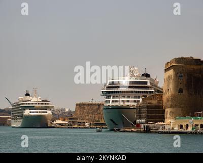 Valletta, Malta - 2021. Mai. Luxuriöses Kreuzfahrtschiff der Viking Star liegt an der Anlegestelle im Hafen von Valletta. Malta. Europa. Stockfoto